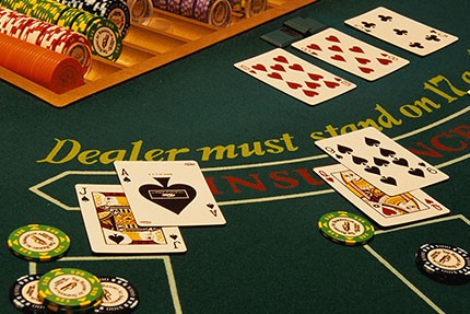 Table de blackjack au casino
